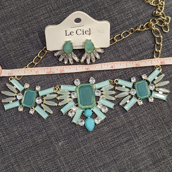 Green Jeweled Necklace & Earring Set - Picture 6 of 6